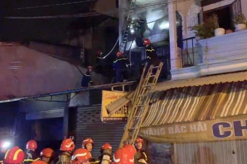 Hai bé trong vụ cháy cư xá Bắc Hải phải thở máy