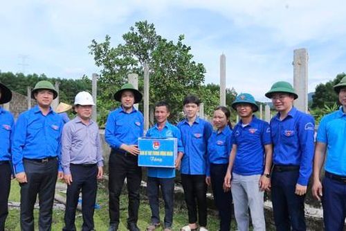 Bí thư T.Ư Đoàn Ngô Văn Cương tặng quà thanh niên hỗ trợ dự án đường dây 500kV ở Hà Tĩnh