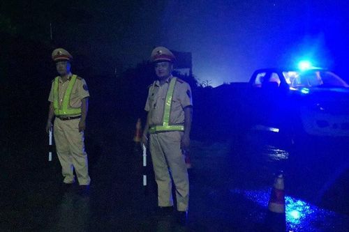 Lực lượng CSGT dầm mưa trắng đêm canh lũ trên cao nguyên đá Hà Giang