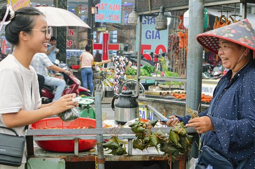 Cả xóm ở TPHCM rộn ràng làm món bánh không thể thiếu dịp tết Đoan ngọ
