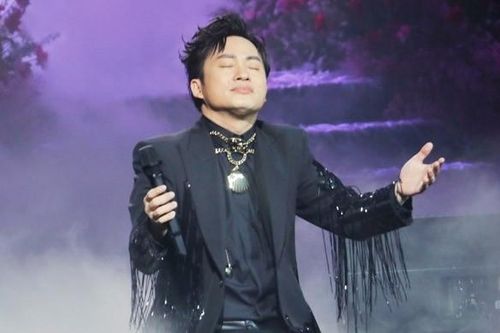 Tùng Dương gây bất ngờ khi hát live nhạc phim 'Mai' của Trấn Thành