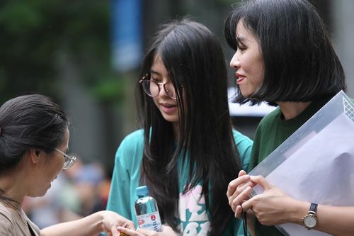 Thi trường chuyên Hà Nội: Thí sinh nhầm giờ thi, được phát bánh đậu xanh lấy may