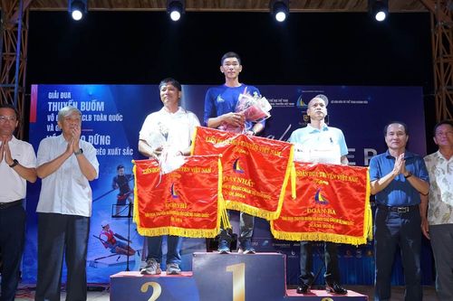 Trao giải cuộc thi đua thuyền buồm và ván chèo đứng trên vịnh Nha Trang