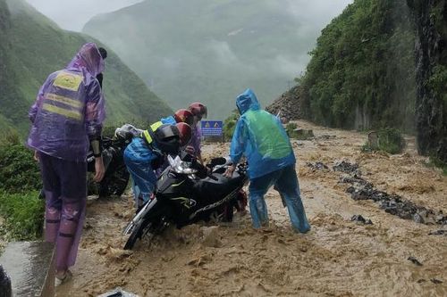 Du khách bỏ xe, 'mếu máo' vì tiết kiệm cả năm đi Hà Giang lại đúng đợt mưa lũ