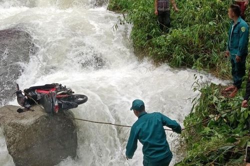 Giữa dòng suối dữ, 2 người thoát chết kỳ diệu nhờ sự nhanh tay định mệnh