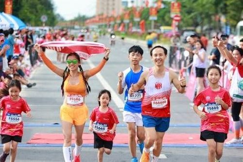 Hơn 3.200 vận động viên tranh tài tại giải marathon Hành trình về Làng Sen 2024