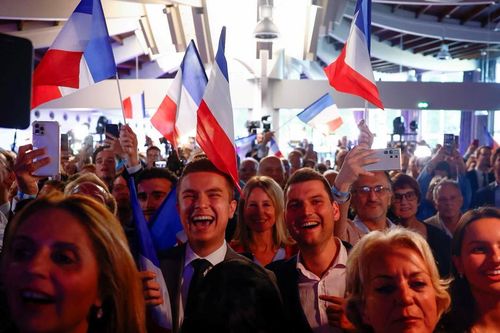 Cú 'tung xúc xắc' của Tổng thống Macron và cơn địa chấn chính trị ở Pháp