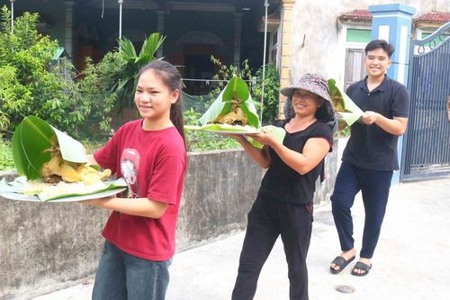 Người dân quê lúa nâng lễ đội mâm, hạ xôi thụ lộc ngay tại đền làng ngày Tết Đoan Ngọ