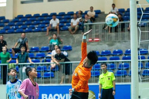Thắng áp đảo Nhi đồng Con Cuông, Nhi đồng Tương Dương vươn lên vị trí nhất bảng B
