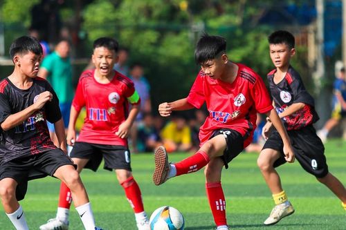 3 trận toàn thắng, Thiếu niên thành phố Vinh độc chiếm ngôi đầu bảng B