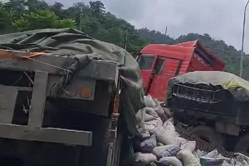 Vào cua thiếu quan sát, 2 xe đầu kéo va chạm mạnh khiến hàng tấn vật liệu đổ trên Quốc lộ 7