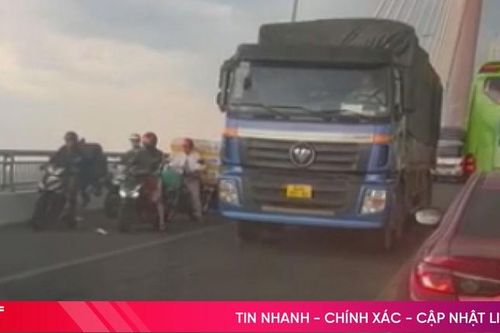 Gió lốc thổi mạnh, tài xế xe tải che chắn nhiều xe máy qua cầu an toàn