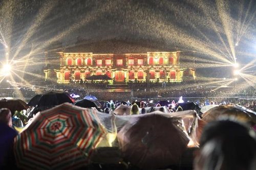 Người dân đội mưa lắng nghe nhạc Trịnh tại Festival Huế 2024