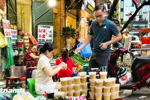 Hà Nội: Cơm rượu nếp, bánh gio đắt khách trong ngày Tết Đoan Ngọ