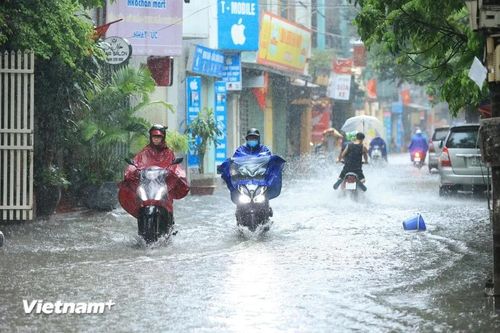 Di chuyển xe máy trong trời mưa bão, cần lưu ý gì để đảm bảo an toàn?