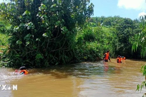 Lai Châu: Ba người bị lũ cuốn khi qua suối lúc trời mưa, 1 người mất tích