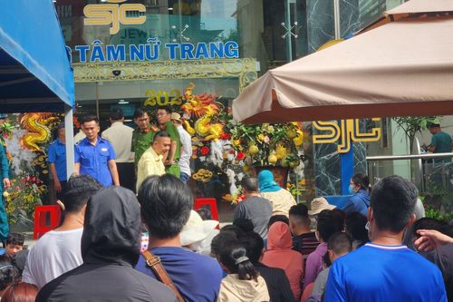 TP Hồ Chí Minh: Người dân vất vả xếp hàng dài chờ mua vàng miếng SJC