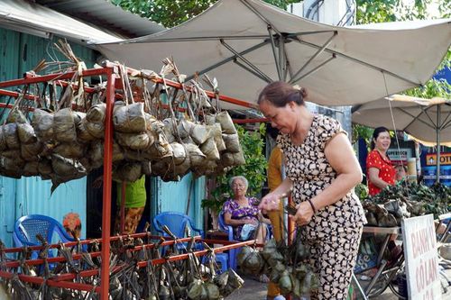 TP Hồ Chí Minh: Nhộn nhịp chợ bánh ú bá trạng, bánh tro dịp Tết Đoan Ngọ