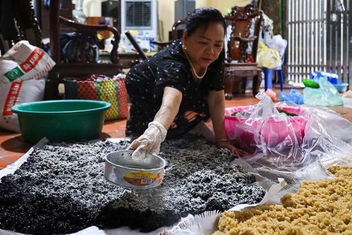Món ăn này cứ đến ngày Tết Đoan Ngọ lại 'cháy hàng', ngày làm vài tạ cũng hết