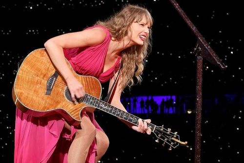 Taylor Swift tạm ngừng màn biểu diễn để giúp đỡ khán giả