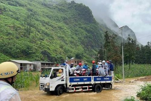 'Giải cứu' 1.000 du khách tham quan sông Nho Quế bị mắc kẹt do mưa lũ ở Hà Giang