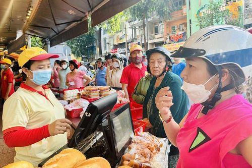 TP. Hồ Chí Minh: Người dân xếp hàng mua bánh ú, vịt quay ngày Tết Đoan Ngọ