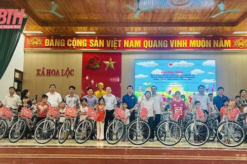 Tặng xe đạp cho trẻ khuyết tật, mồ côi, hoàn cảnh khó khăn