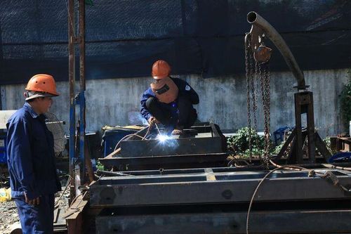 Công việc thầm lặng của người thợ sửa chữa phà