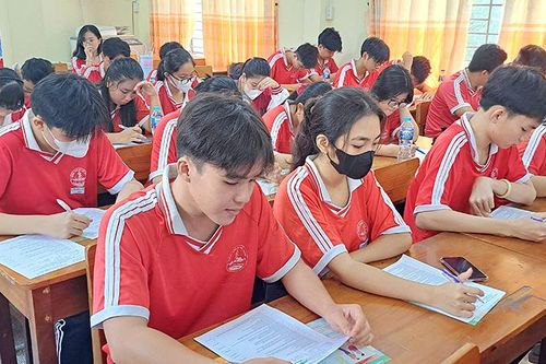 Tuyên truyền về sức khỏe sinh sản và sức khỏe tiền hôn nhân cho học sinh và thanh niên huyện Châu Phú