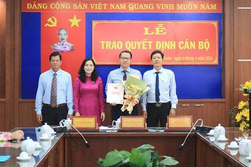 Thành ủy, UBND TP. Long Xuyên trao quyết định cán bộ