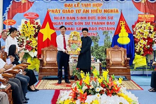 Phó Chủ tịch UBND tỉnh An Giang Lê Văn Phước chúc mừng Đại lễ Tam hợp của Phật giáo Tứ Ân Hiếu Nghĩa