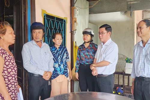 Lãnh đạo huyện Châu Phú thăm, động viên các gia đình có nhà bị tốc mái do mưa giông