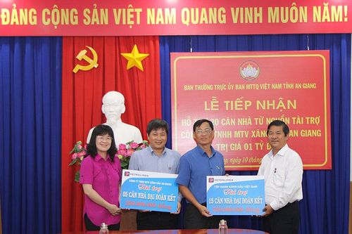 Petrolimex An Giang trao tặng 20 căn nhà Đại đoàn kết, trị giá 1 tỷ đồng cho UBMTTQVN tỉnh An Giang