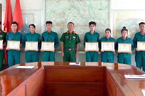Ban Chỉ huy Quân sự huyện Thoại Sơn khen thưởng cá nhân có thành tích xuất sắc trong Hội thao Thể dục - Thể thao cấp tỉnh năm 2024