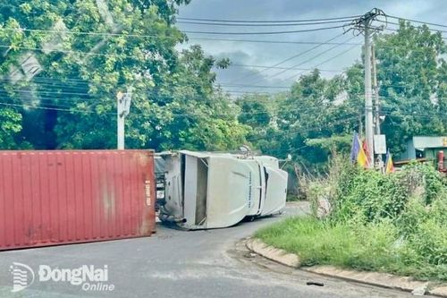 Xe đầu kéo lật ngang khi rẽ từ đường Võ Nguyên Giáp vào đường Bắc Sơn - Long Thành
