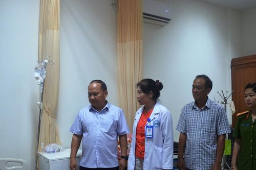 Phó Bí thư Tỉnh ủy Rah Lan Chung thăm các cán bộ bị thương khi truy bắt tội phạm