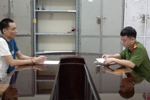 Khởi tố 2 đối tượng lừa đảo cấp đổi giấy phép lái xe