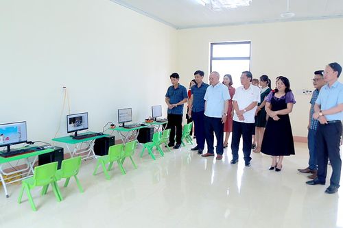 Trao tặng máy vi tính cho các trường mầm non tại Thanh Thủy
