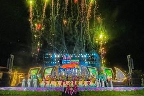 Lễ hội 'Sóng nước Tam Giang' thu hút hàng chục ngàn lượt khách