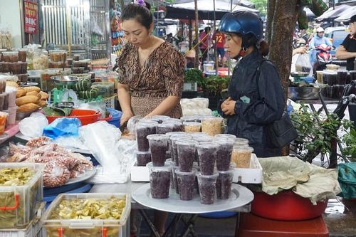 Hà Nội: Cơm rượu nếp, bánh gio đắt khách trong ngày 'Giết sâu bọ'