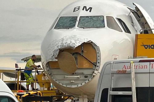 Mũi máy bay Austrian Airlines hư hỏng nặng do mưa đá