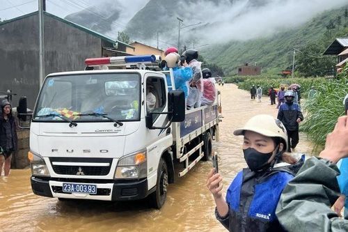 Hà Giang: CSGT đưa 400 du khách nước ngoài vượt lũ an toàn