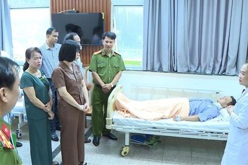 Thăm hỏi cán bộ Công an bị thương khi làm nhiệm vụ