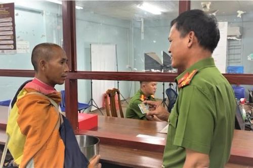 Ông Lê Anh Tú (Thích Minh Tuệ) cảm ơn Công an Gia Lai khi nhận căn cước công dân