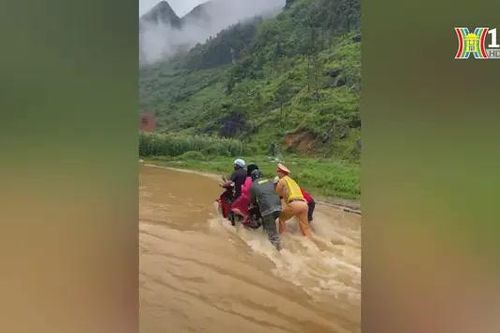 CSGT Hà Giang lội nước đưa du khách qua điểm ngập