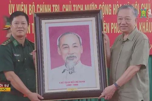Chủ tịch nước thăm chiến sỹ Đồn biên phòng Sóc Giang