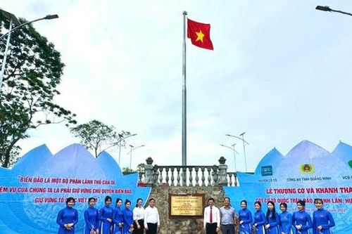 Khánh thành Cột cờ Tổ quốc trên đảo tiền tiêu Thanh Lân (Quảng Ninh)