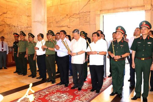 Chủ tịch nước Tô Lâm dâng hương Đền thờ Chủ tịch Hồ Chí Minh tại Khu di tích Quốc gia đặc biệt Pác Bó