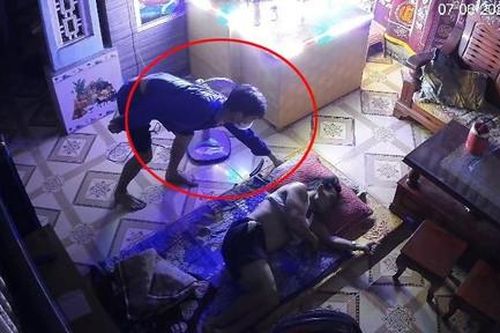 Camera ghi cảnh tên trộm liều lĩnh đột nhập nhà dân lục lọi lúc nửa đêm