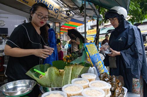 Tết Đoan Ngọ 2024: Rượu nếp cháy hàng, vải thiều và mận hậu đội giá